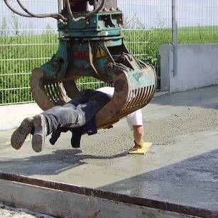 windlock's tweet photo. I feel like there's a tool for this 🤔
But this works too! Happy Friday and have a great weekend!
#Fridayfunny #Windlock #Construction #Constructionlife #Contractor #Drywall #Drywalllife #Drywallnation #Bluebuilder #Concrete #Floors #Smoothing #Tools #Trowel #Mud #Weekend https://t.co/uwgfZcSvY9