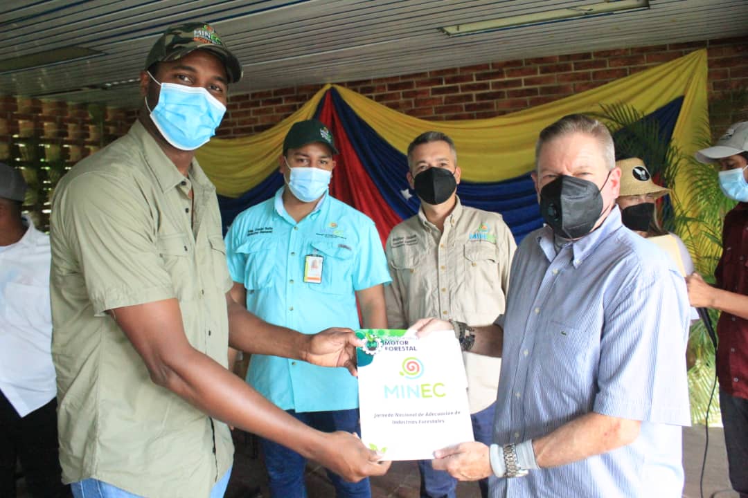 waltherchacon's tweet photo. #MotorForestalActivo |¡Seguimos sumando apoyo para el fortalecimiento del #MotorForestal! Más de 40 Productores, aserraderos y carpinteros del Edo. #Monagas recibieron las adecuaciones de sus #IndustriasForestales ¡Trabajando juntos por la #patria! #12Nov #EnsayoMásGrandeDelMundo https://t.co/11pmQTbZTP