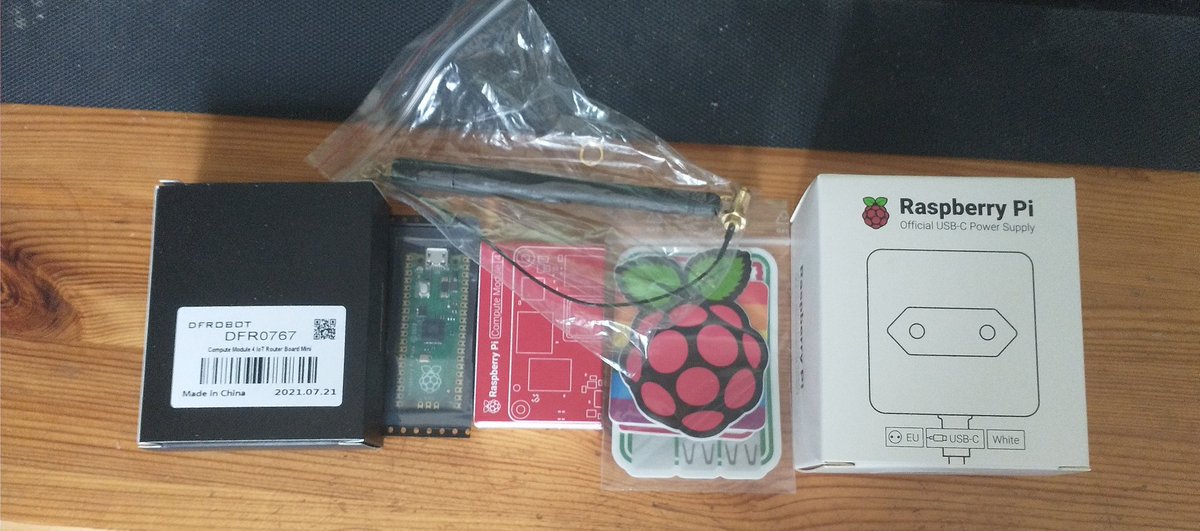 rafuryu's tweet photo. My new raspberry pi toys😃
#raspberrypi 
#networking 
#Raspberry https://t.co/T9czfsttbG