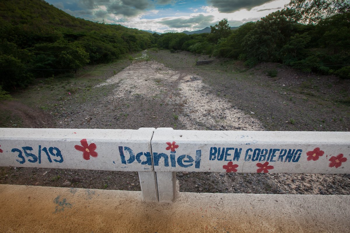 Megacities across the world have high levels of water vulnerability, which is increasing as climate change and deforestation bring severe droughts. 'Water shortages' is the theme of today's photo gallery by @seanhawkeyphoto for @Oikoumene oikoumene.org/what-we-do/car… #COP26