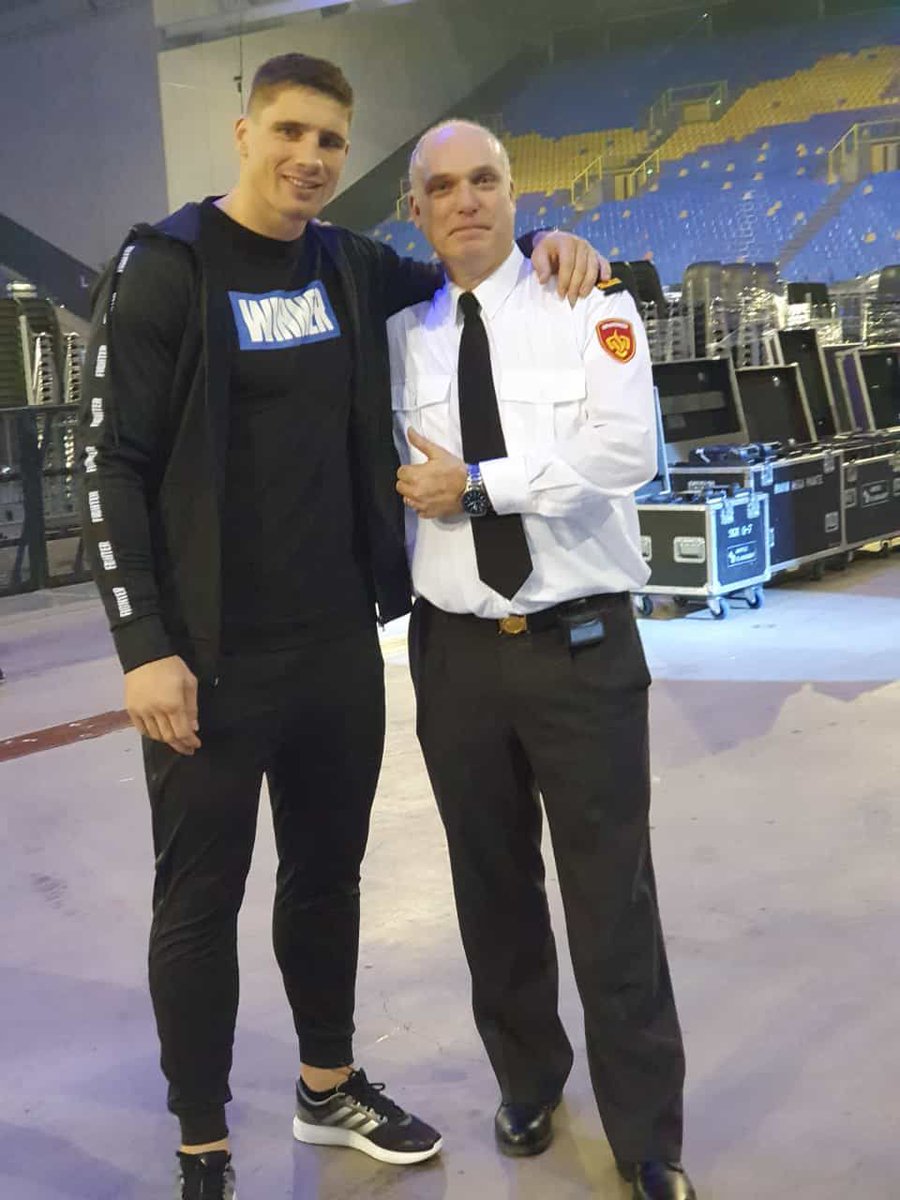 brandweerGM's tweet photo. Dag van het werkplezier met Erald! 

Risicobeheerder Erald komt op veel plekken. Zo controleert hij door de hele regio heen gebruiksvergunningen en toetst hij evenementen op brandveiligheid. Dat Erald in zijn werk veel mensen ontmoet, geeft hem plezier. 

#brandweergm #brandweer https://t.co/F7YnDN8Vvs