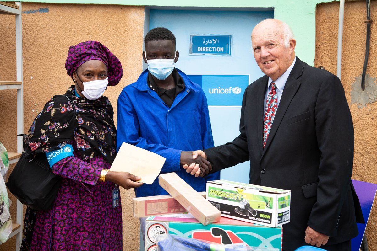 unicefmauritani's tweet photo. Hier, un enfant placé au #CARSEC a reçu un kit de matériel et une somme d’argent issue de la vente de meubles qu’il avait fabriqués. Durant ses 2 années de placement, il avait bénéficié d’une formation en menuiserie financée par l’@UEMauritanie dans le cadre du #PARJ 🇪🇺👏 https://t.co/Rf55MRm55x