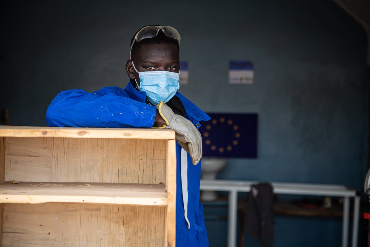 unicefmauritani's tweet photo. Hier, un enfant placé au #CARSEC a reçu un kit de matériel et une somme d’argent issue de la vente de meubles qu’il avait fabriqués. Durant ses 2 années de placement, il avait bénéficié d’une formation en menuiserie financée par l’@UEMauritanie dans le cadre du #PARJ 🇪🇺👏 https://t.co/Rf55MRm55x