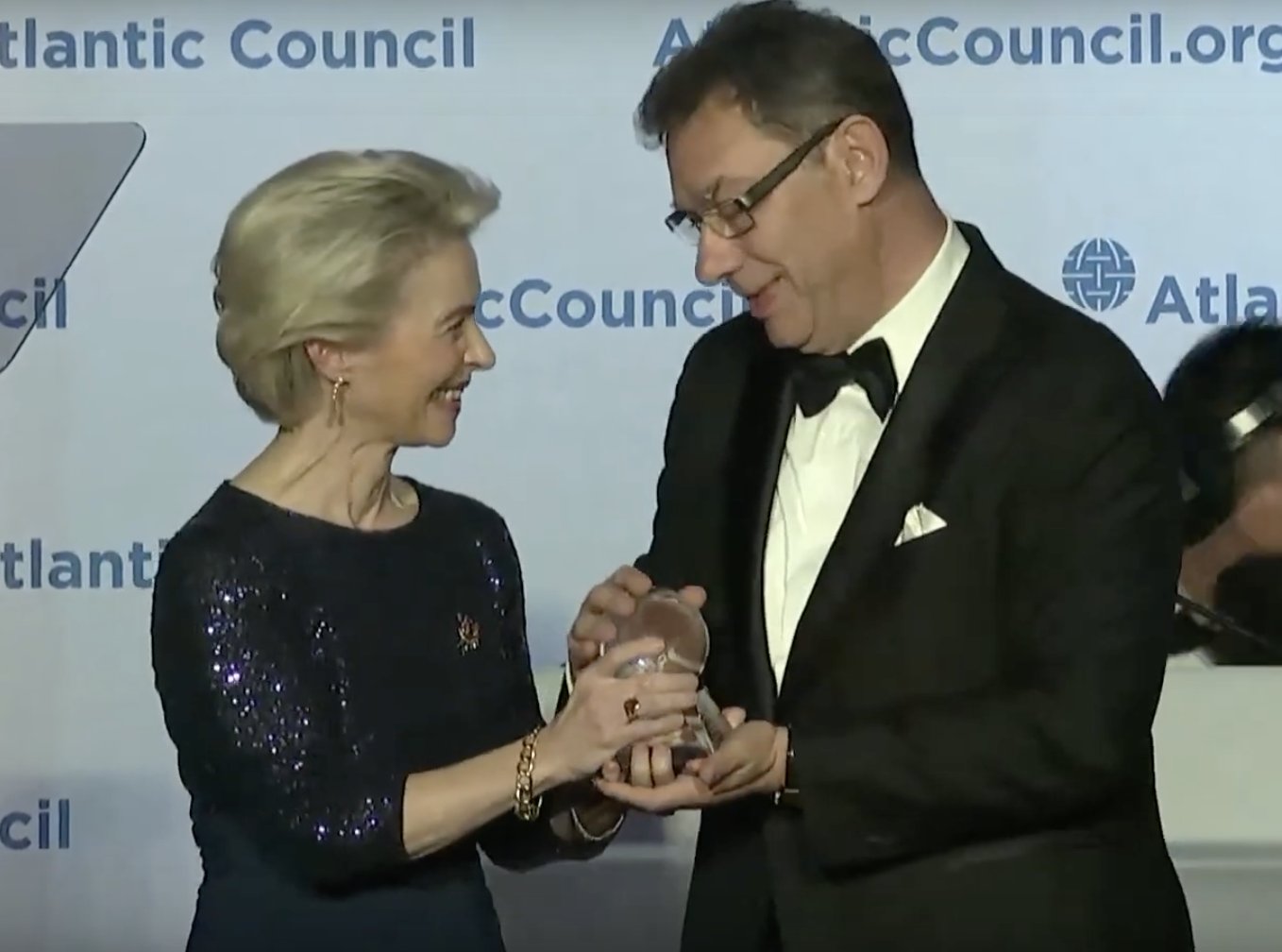 Chance 🤺 il Giardiniere 🍊 on Twitter: "Ursula von der Leyen amoreggia con  il CEO di Pfizer Albert Bourla e gli consegna il premio di Atlantic Council  a Washington, un'organizzazione lobbistica. L'UE