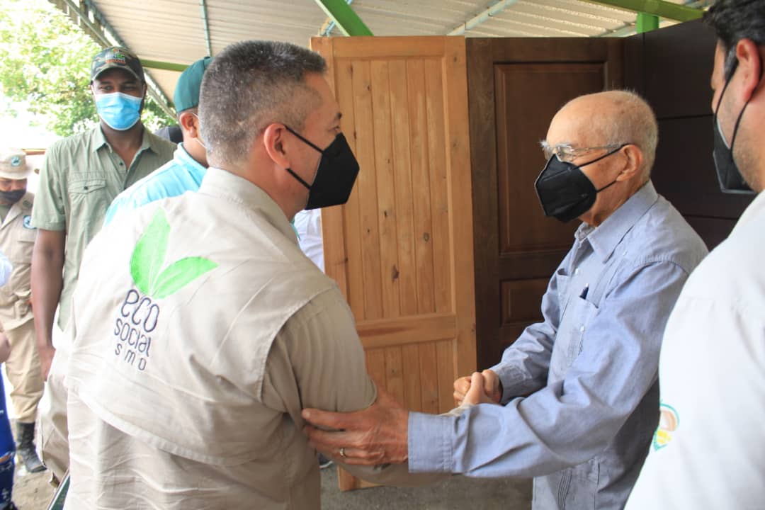 waltherchacon's tweet photo. #MotorForestalActivo |¡Seguimos sumando apoyo para el fortalecimiento del #MotorForestal! Más de 40 Productores, aserraderos y carpinteros del Edo. #Monagas recibieron las adecuaciones de sus #IndustriasForestales ¡Trabajando juntos por la #patria! #12Nov #EnsayoMásGrandeDelMundo https://t.co/11pmQTbZTP