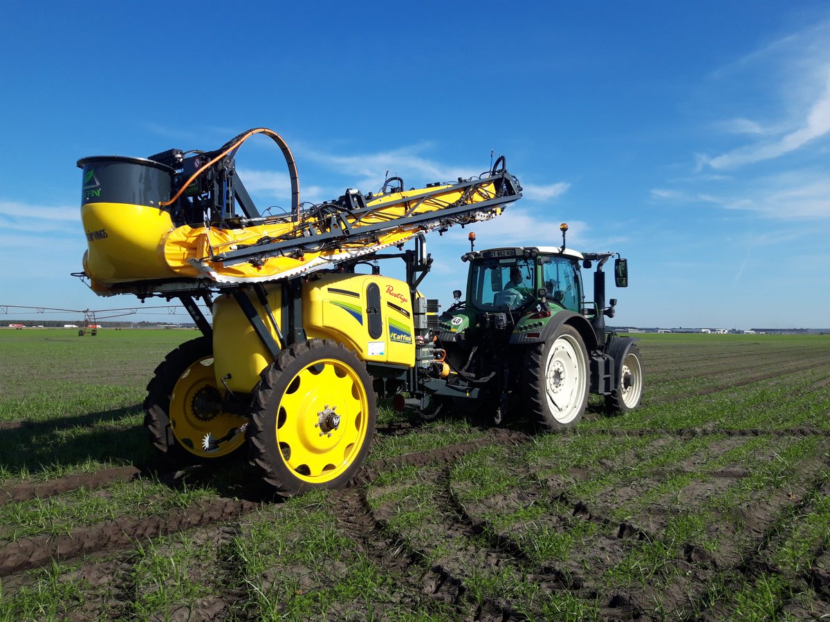Optima_IPM's tweet photo. 🚜🥕#Optima_IPM smart carrot sprayer at the pilot field in Nouvelle-Aquitaine region, #France. The smart sprayer is based on an existing field crop sprayer, #PrestigeAir by #CAFFINI
#H2020 #agriculture #technology #innovation #spraying #smartfarming https://t.co/sxkDA4bRO4