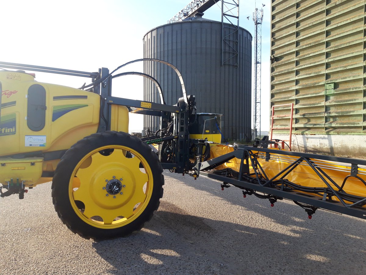 Optima_IPM's tweet photo. 🚜🥕#Optima_IPM smart carrot sprayer at the pilot field in Nouvelle-Aquitaine region, #France. The smart sprayer is based on an existing field crop sprayer, #PrestigeAir by #CAFFINI
#H2020 #agriculture #technology #innovation #spraying #smartfarming https://t.co/sxkDA4bRO4
