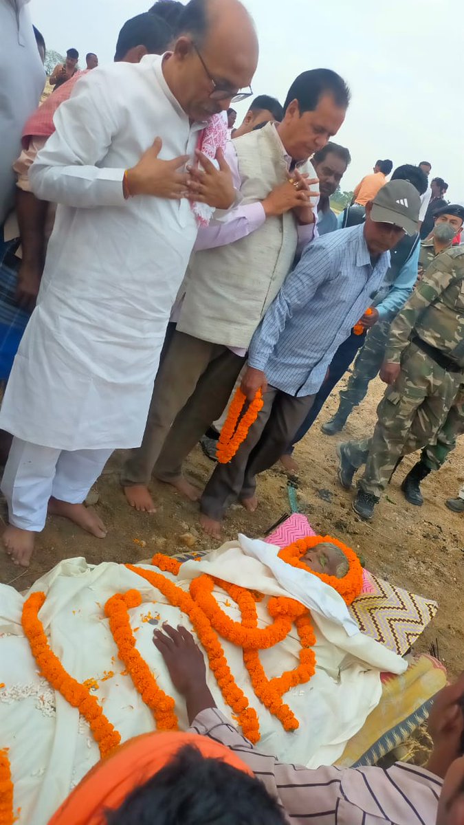 Rabindranathji's tweet photo. नाला प्रखंड अन्तर्गत ग्राम खाडूबाजार के सक्रिय कार्यकर्ता नवीन मंडल की निधन का सामाचार सुनकर उनके अंतिम शव यात्रा में शामिल होकर श्रद्धा सुमन अर्पित किया।

ईश्वर से प्रार्थना है कि दिवंगत पुण्यात्मा को श्री चरणों में स्थान व शोकाकुल परिवार को दुःख सहने की शक्ति दें। https://t.co/gLc92m4VUZ