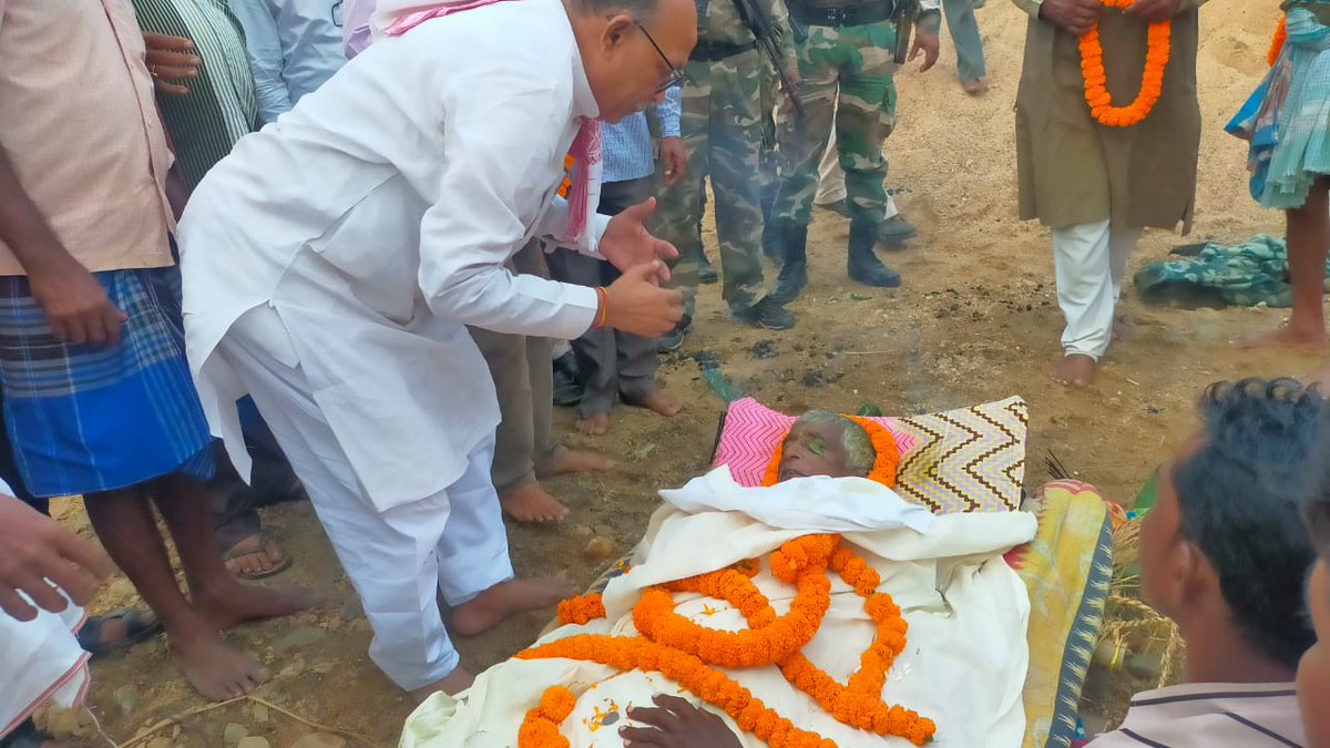 Rabindranathji's tweet photo. नाला प्रखंड अन्तर्गत ग्राम खाडूबाजार के सक्रिय कार्यकर्ता नवीन मंडल की निधन का सामाचार सुनकर उनके अंतिम शव यात्रा में शामिल होकर श्रद्धा सुमन अर्पित किया।

ईश्वर से प्रार्थना है कि दिवंगत पुण्यात्मा को श्री चरणों में स्थान व शोकाकुल परिवार को दुःख सहने की शक्ति दें। https://t.co/gLc92m4VUZ