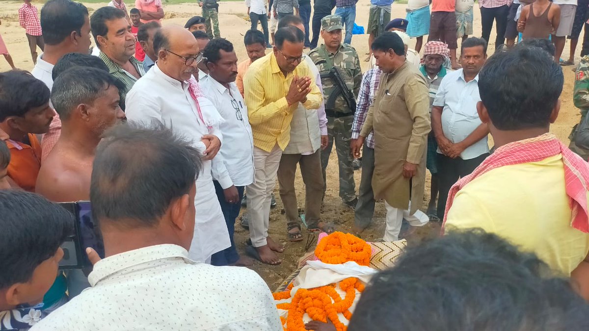 Rabindranathji's tweet photo. नाला प्रखंड अन्तर्गत ग्राम खाडूबाजार के सक्रिय कार्यकर्ता नवीन मंडल की निधन का सामाचार सुनकर उनके अंतिम शव यात्रा में शामिल होकर श्रद्धा सुमन अर्पित किया।

ईश्वर से प्रार्थना है कि दिवंगत पुण्यात्मा को श्री चरणों में स्थान व शोकाकुल परिवार को दुःख सहने की शक्ति दें। https://t.co/gLc92m4VUZ