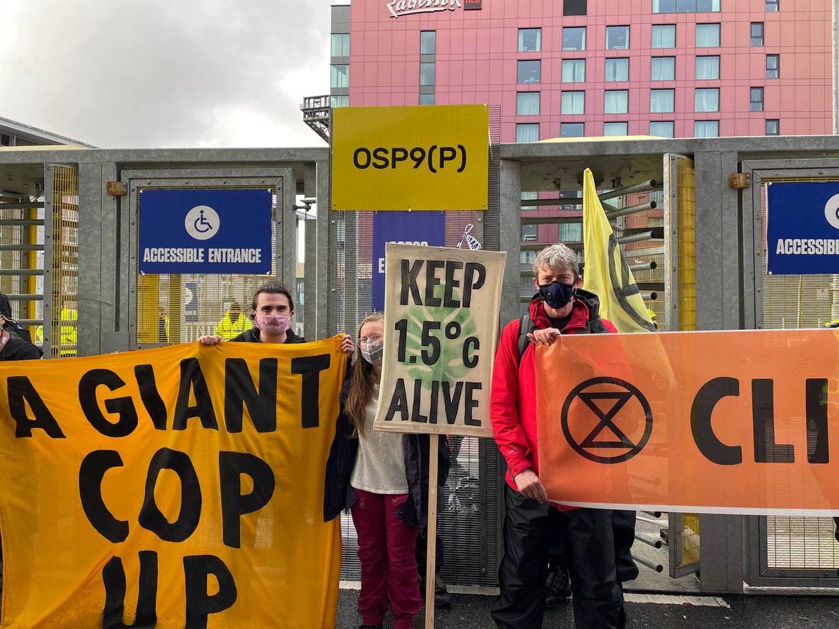 MidiaNINJA's tweet photo. Agora!
Protesto em frente a Blue Zone, em Glasgow, contra as falsas promessas de contenção das crises climáticas, puxado pelos movimentos @ExtinctionR @GreenpeaceUK
📸 Olly Armstrong| @olly4northfield | #copcollab26
#ClimateJusticeNow #globaldayofaction #COPCOLLAB26 #COP26 https://t.co/6W4x9WwbWE