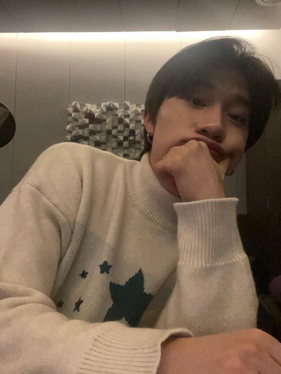 Bangyedamir's tweet photo. آپدیت ویورس ترژر با یدام
🦊: دیروز قبل از پایان کار، امروز قبل از شروع کار
~~
#DIAMOND_GUARDS #BANGYEDAM #TREASURE #방예담 #트레저 @treasuremembers
💎دایـمنـد ــــگـاردز 💎 https://t.co/kZGkaaydBS