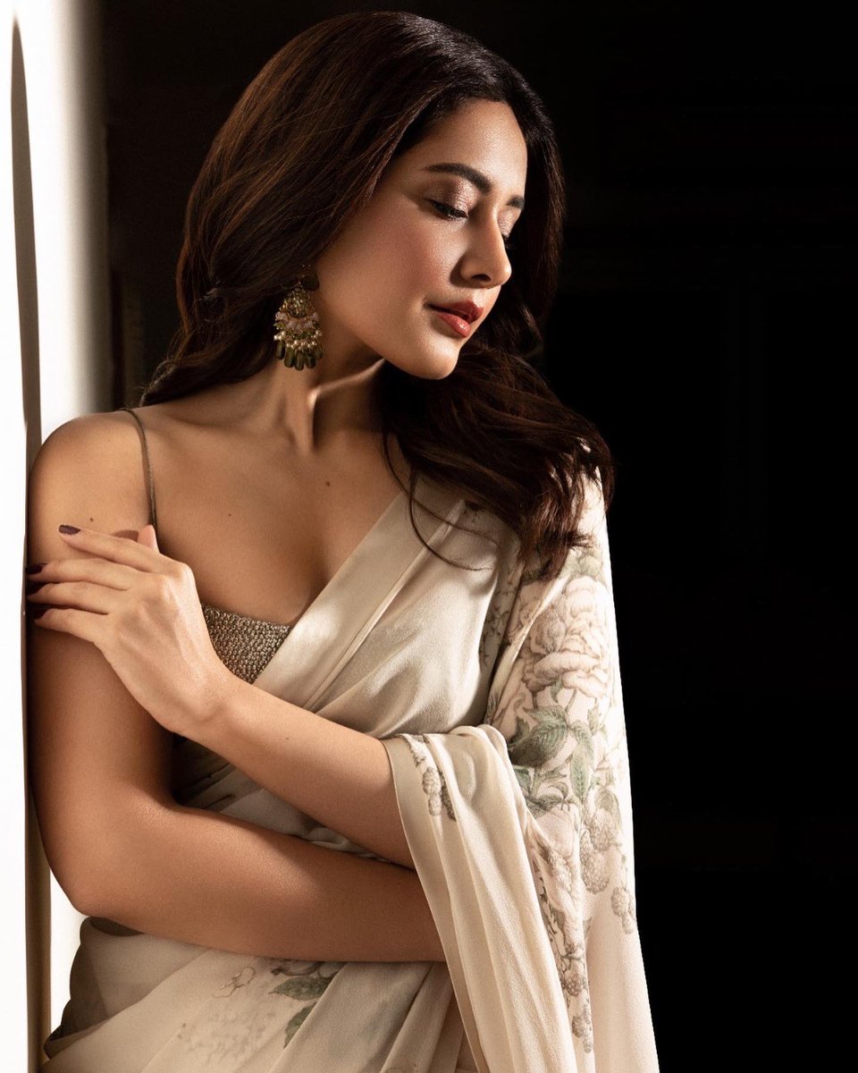 downtownmirror's tweet photo. The beautiful @RaashiiKhanna_ looks like a dream in this exquisite floral saree.
@treeshulmedia @MandviSharma
#Beautifulasalways #RaashiiKhanna #LookoftheDay #Sareelove
#Indianlook #FloralSaree #downtownmirrormagazine #downtownmirror #beauty #beautiful #downtownmirrorme https://t.co/lgVZgCj9YJ