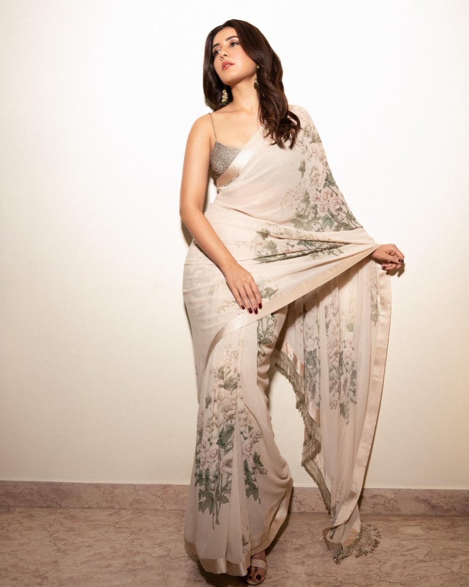 The beautiful @RaashiiKhanna_ looks like a dream in this exquisite floral saree.
@treeshulmedia @MandviSharma 

#Beautifulasalways #RaashiiKhanna #LookoftheDay #Sareelove
#Indianlook #FloralSaree #downtownmirrormagazine #downtownmirror #beauty #beautiful #downtownmirrorme