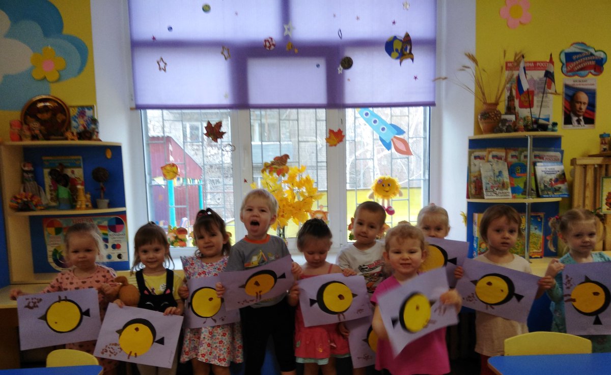 Приучите птиц в мороз к своему окну,чтоб без песен не пришлось нам встречать весну."Сегодня дети "Солнечного города"отметили экологический праздник «Синичкин день».В группах  прошли тематические занятия «Птицы- наши друзья»,