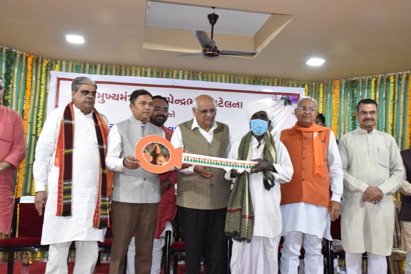 માન.મુખ્યમંત્રીશ્રીના હસ્તે જગાણા ખાતે વિચરતી વિમુક્ત જાતિના ઘરવિહોણા કુલ ૧૨૩ લાભાર્થીઓને પ્લોટની સનદો અને મકાનની ચાવી અર્પણ કરવામાં આવી હતી. જેમાં વડગામ તાલુકાના જલોત્રા ગામના ૯૪ લાભાર્થીઓને પ્લોટની સનદો અને છાપીના ૨૯ લાભાર્થીઓને મકાનની ચાવી આપવામાં આવી હતી.<a href="/CMOGuj/">CMO Gujarat</a> <a href="/pkumarias/">Pankaj Kumar</a>