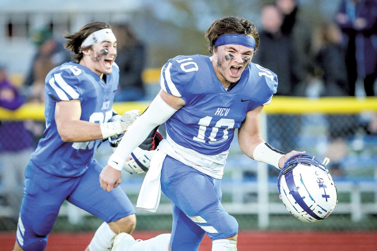 HillsboroBanner's tweet photo. Hillsboro-Central Valley crushes Bishop Ryan to return to Dakota Bowl: https://t.co/RAzDsC7Snv @HCVBurros @Riley_Olsen10 @PaulsrudJack #DakotaBowl https://t.co/jW5NqZNCiA