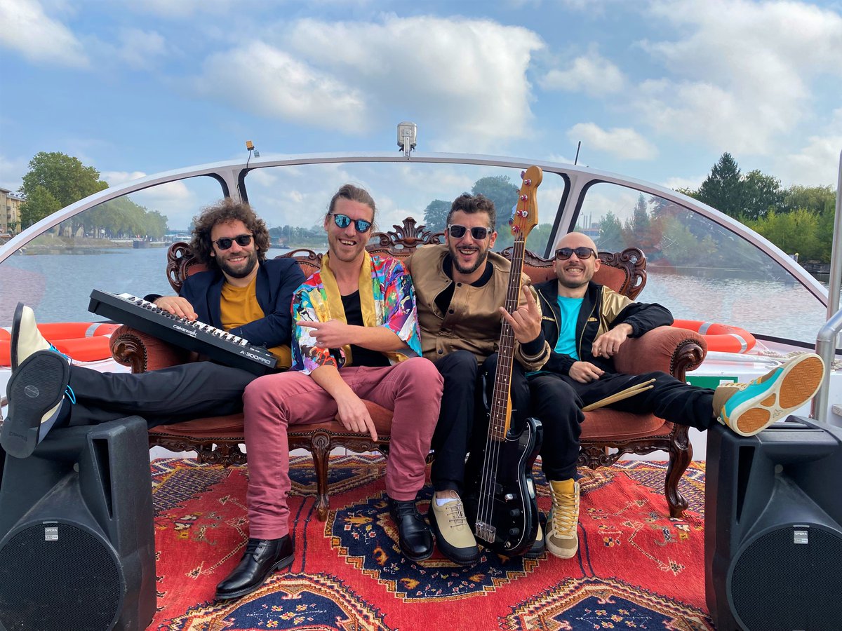 lesgarconsoff's tweet photo. 🔥 Nouveau Clip "La Moula" J-6 🔥 Quizz pour vous : Où avons-nous tourné cette séquence : sur la fusée de Jeff Bezos 🍆 ou sur le navire du commandant Cousteau? Dites-nous dans les commentaires ! 
Lien pré-save dispo en bio. https://t.co/cWw3dQyguV