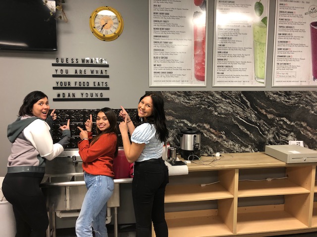 PFCNutrition's tweet photo. Introducing 605 Nutrition in Watertown, SD! Owner Heidi &amp; her fam ran a successful Herbalife shop in SD for 5 years, but this mom of 5 wanted to make a change. We're so glad she found us &amp; we can't wait to watch her business boom! 🙌 #teampfc #smoothies #healthylifestyle #protein https://t.co/JMygDLM0m0