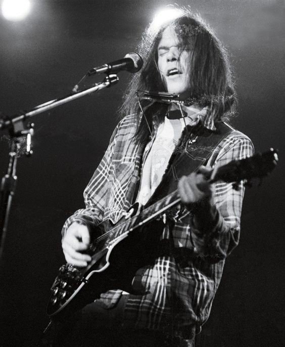 M4LOIK's tweet photo. Un dia como hoy 12/11/1945 Nace en Toronto (Canadá) #NeilYoung (76 años)
Su lírica esta enfocada a su vida personal, la crítica social y antibelicista musicalizada por su Armónica y su guitarra Gibson Les Paul del '53 apodada #OldBlack.
#HappyBirthday #CrazyHorse. https://t.co/mgGez4FS3u