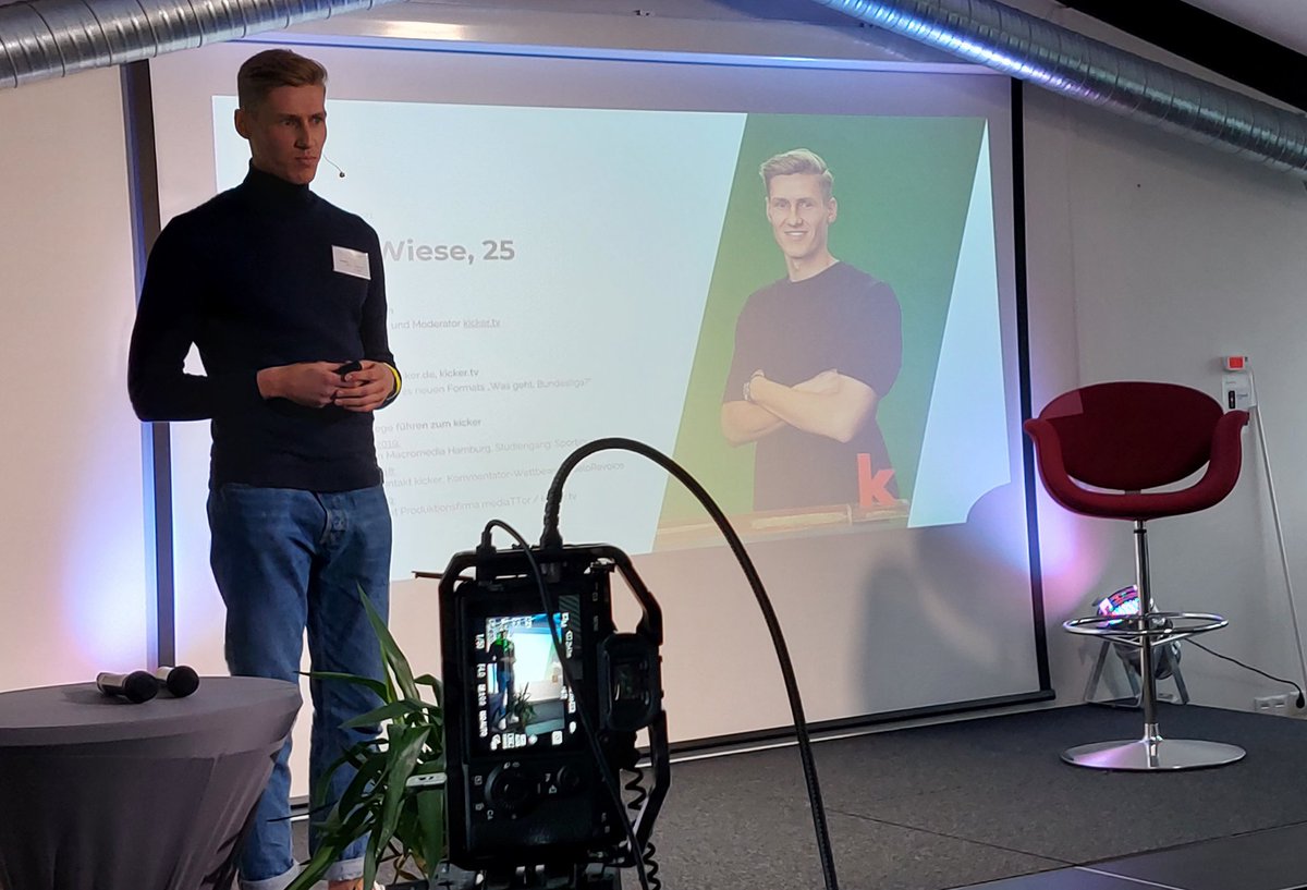 hs_macromedia's tweet photo. Jetzt spricht unser Alumnus @MarcLWiese. Er ist über den @Gelorevoice-Nachwuchswettbewerb zum Kicker gekommen und entwickelt heute  den Videocontent des @kicker. Top! https://t.co/V0783SQWd3