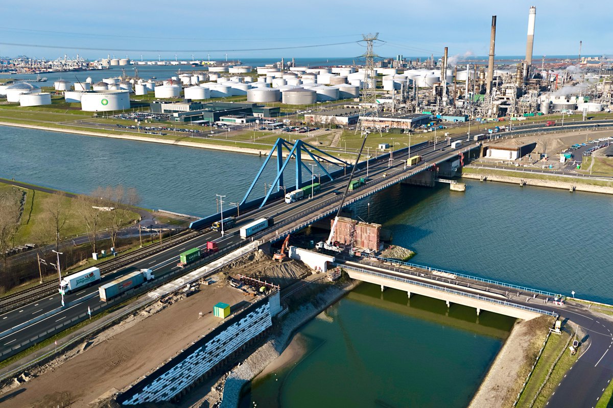 Dit beeld is intussen flink veranderd, want het werk aan en rond deze #brug vordert gestaag! 🛠️ Klik op de link voor een #beeldverslag van de grootste #werkzaamheden sinds vorig jaar. Maar... herken jij nu eigenlijk nog welke brug dit is? 🤔 bit.ly/31K3TTd #RWSvanBoven