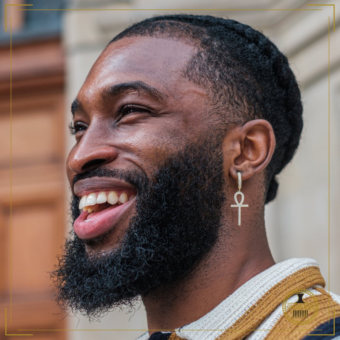 GroomNoir's tweet photo. There is nothing better than a man smiling amongst a crowd. A man with the perfect beard and waves. That man, is definitely a show stopper 😎 He deserves a crown 👑
#BlackBeardedMen #beardoil #beardsofinstagram #beardedlife #360waves #wavecheck #wavecommunity #360wavespinning https://t.co/DUXYlzQQK7