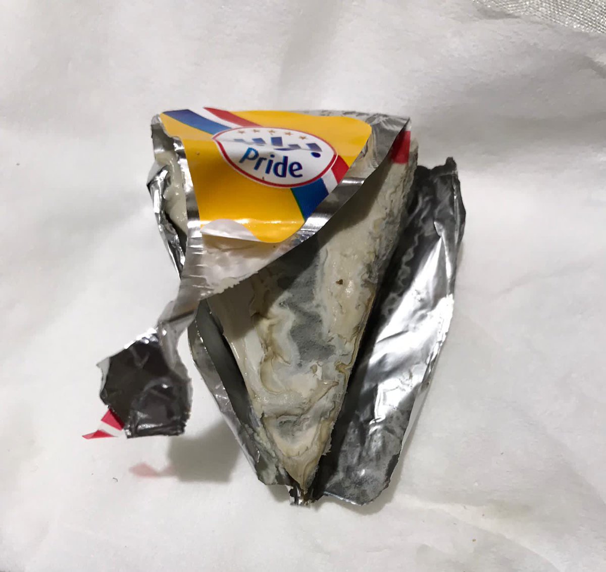 اتمنى من شركة برايد التدقيق ومراجعة نظم الجودة المعمول بها في انتاج الجبنة المثلثة؟ حتى لا نحصل على هكذا منتج!!! مع ثقتنا في جودة منتجاتكم وبالذات جبنة شيدر الرائعة. تم شراء المنتج من سوبرماركت الراية عند دوار التاريخ بجدة.