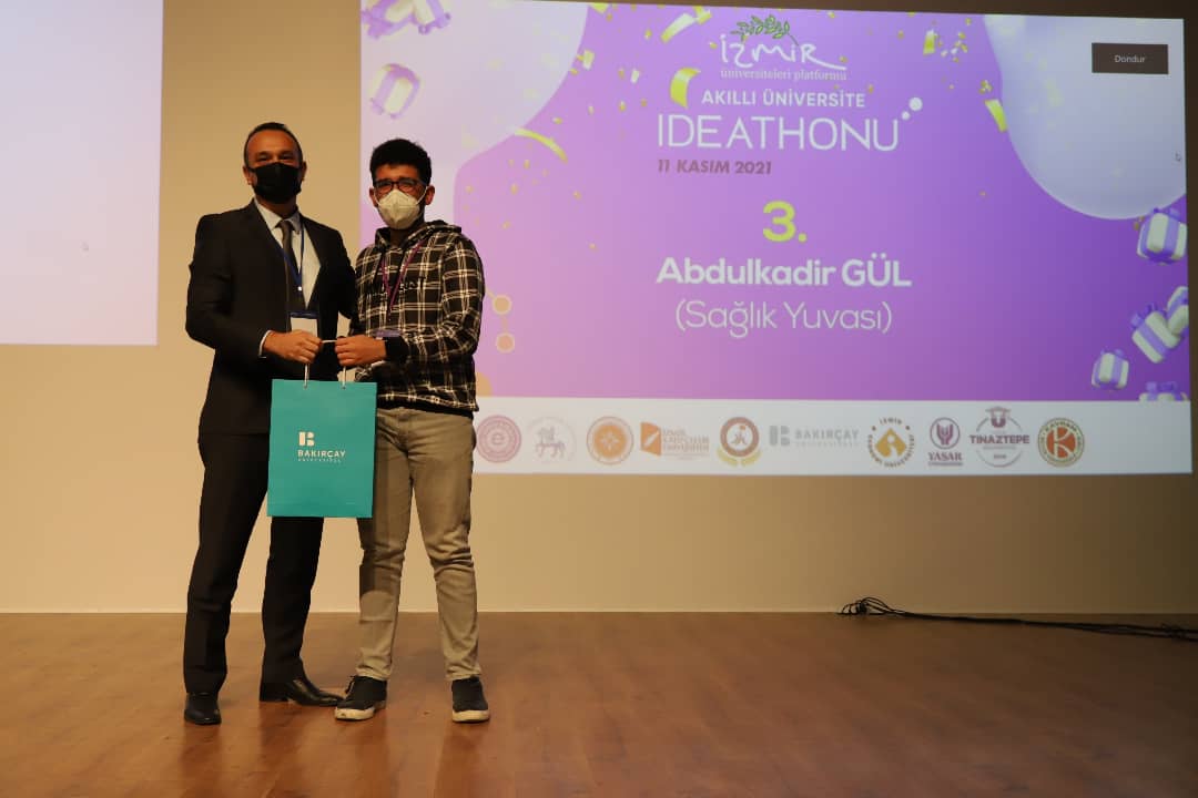 bakircayedu's tweet photo. İdeathon sonrası Rektörümüz Prof. Dr. Mustafa Berktaş ,katılımlarından dolayı değerli Jüri üyelerine ve İdeathon birincisine hediyelerini taktim ederken; https://t.co/cjjSoPYQ29