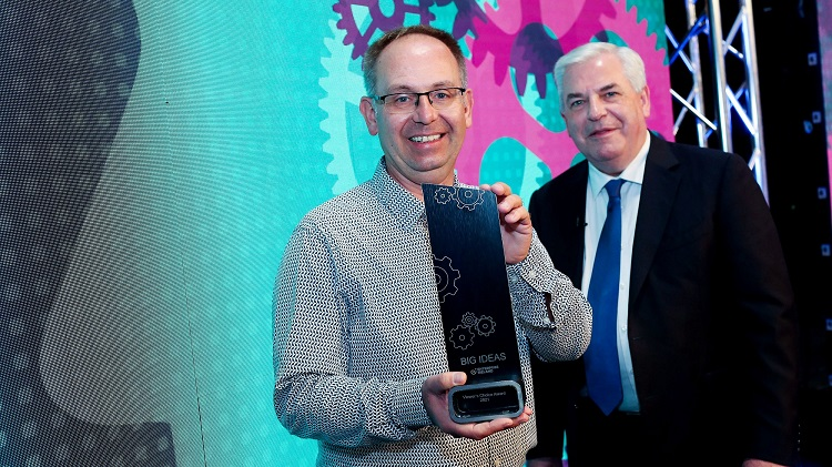 ucddublin's tweet photo. 🔬🏆 UCD spin-out PEARlabs wins 'Viewers’ Choice Award' at Enterprise Ireland’s 2021 Big Ideas

👉 https://t.co/WTbVbf0IEC

🍐 @PEAR_labs have developed novel photonic chip that has the potential to transform the understanding of cell signalling and cell proliferation in cancer https://t.co/LHdlwbOKqd