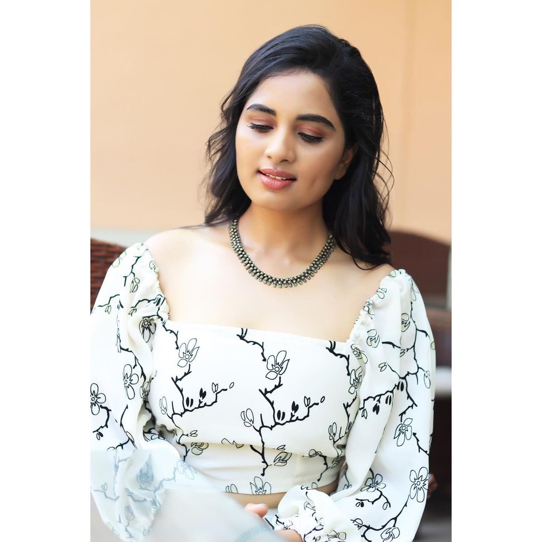 Venkatbw's tweet photo. Actress #SrushtiDange looks every inch gorgeous in her latest photoshoot stills. Here take a look at the stills

@srushtiDange @PRO_Priya https://t.co/gwGccUovJ3