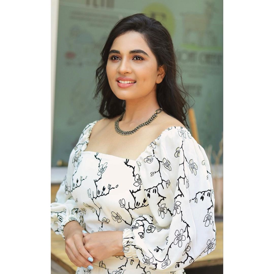 Venkatbw's tweet photo. Actress #SrushtiDange looks every inch gorgeous in her latest photoshoot stills. Here take a look at the stills

@srushtiDange @PRO_Priya https://t.co/gwGccUovJ3