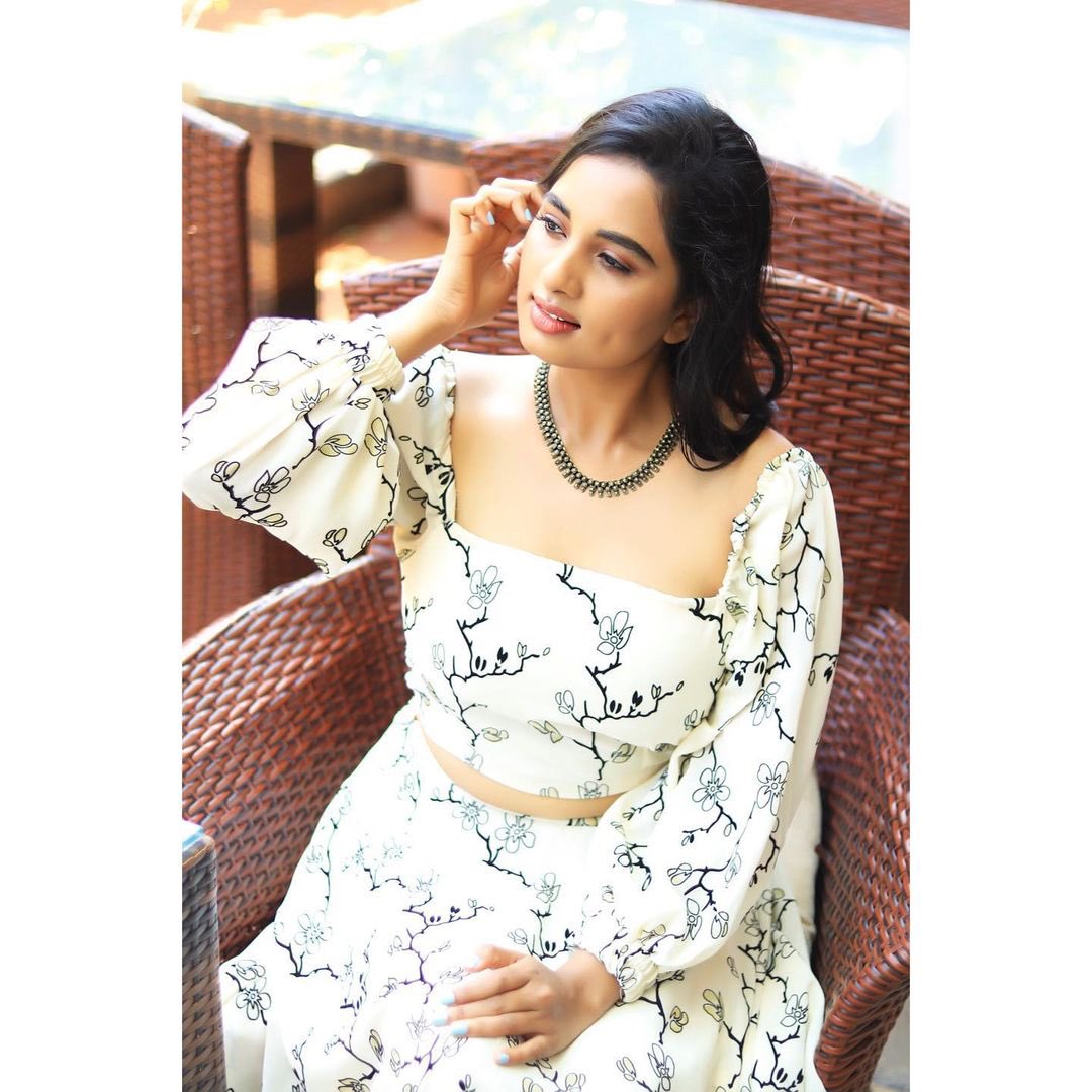 Venkatbw's tweet photo. Actress #SrushtiDange looks every inch gorgeous in her latest photoshoot stills. Here take a look at the stills

@srushtiDange @PRO_Priya https://t.co/gwGccUovJ3