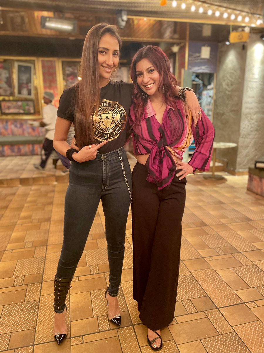 maliniagarwal's tweet photo. Visited #RameeguestlineJuhu last night to experience #hoshena3D 🤍An immersive dining experience perfect for kids. Quite a fun way to have dinner! #BanquetOfHoshena #ImmersiveDiningExperience #FineDining #DinnerandaShow https://t.co/aFCcbbiicN