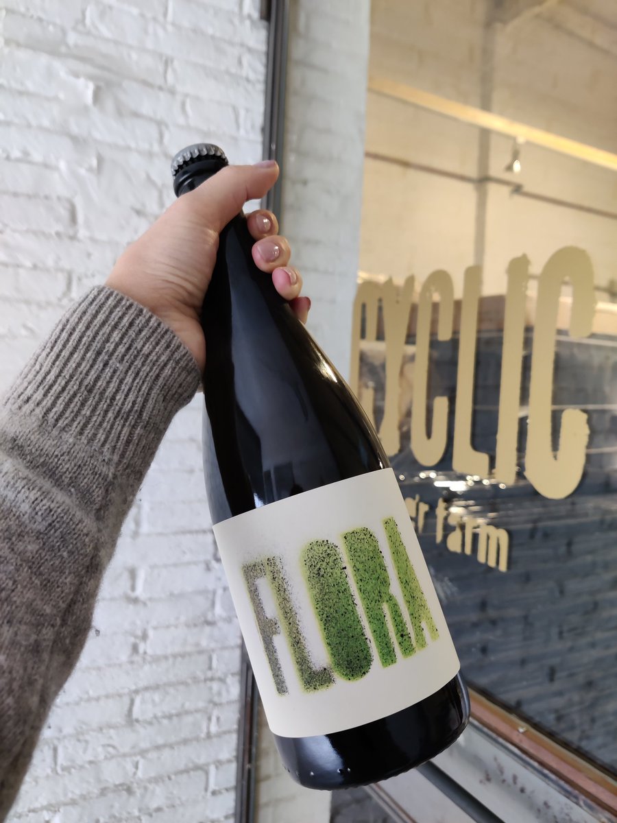 #Flora disponible a partir de hoy! ✨🌸
Estilo: Wine Ale 2020
ABV: 4,9%
En colaboración con Joan Rubió, quien amablemente nos ofreció las pieles de su Xarel•lo sin prensar.