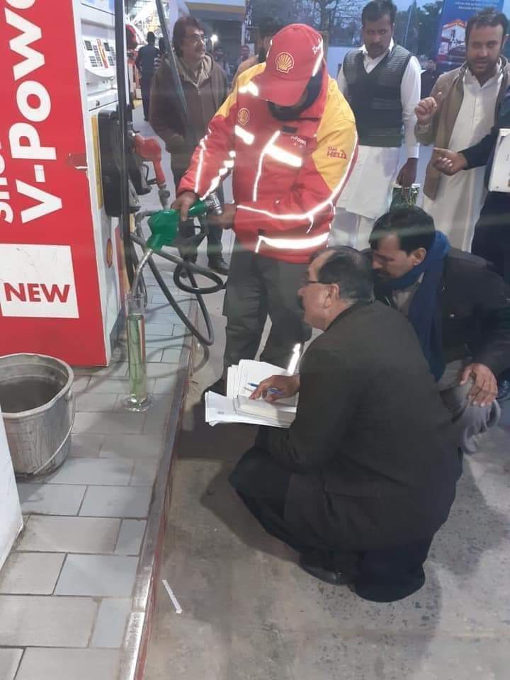 چیف کمشنر اسلام آباد کی سخت ہدایات کے بعد اسلام آباد کے مختلف پٹرول پمپس پر پٹرول کی مقدار چیک کی گئی اور ابھی تک ایک بھی پمپ ایسا سامنے نہیں آیا جو پورا پٹرول فراہم کر رہا ہو اور عوام  بیچاری گاڑی Mechanic کے پاس لے جاتی ہے کہ گاڑی میں Problem ہے۔ایک طرف پٹرول مہنگا اور ++