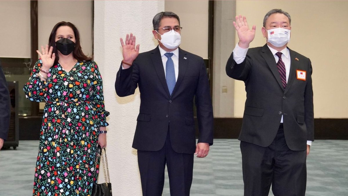 johvolvera's tweet photo. Pdte.@JuanOrlandoH llega  a la República de China (Taiwán) en visita oficial, dónde agradecerá el apoyo que esta nación amiga le brindó en sus ocho años de Gobierno mediante el impulso de diferentes programas y proyectos  que contribuyeron a logros significativos en su gestión. https://t.co/qruFfVGCkv