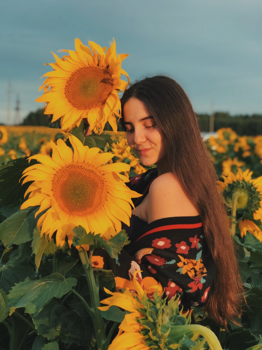 SBurhanova's tweet photo. Ищу себе новых друзей в твиттере ! 

Я конечно ощущаю себя здесь спокойно и уютно как дома, но в моем доме почти нет гостей…Мои друзья со временем повыходили из твиттера, а я все ещё очень люблю это место. В общем давайте дружить 🥰 https://t.co/fkA1AOEOXU