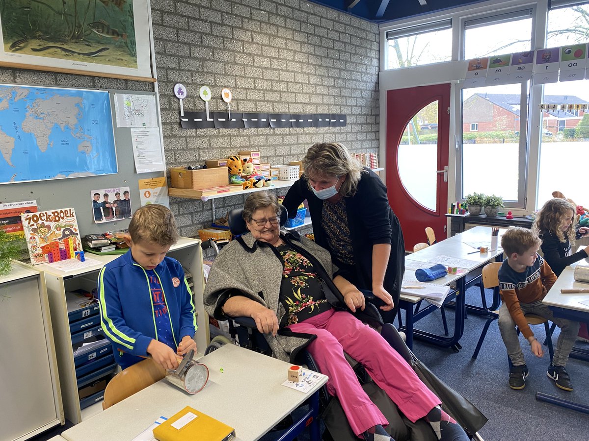 Bewoners van de Twaalf Hoven bezochten deze week de schoolkinderen tijdens een knutselles. En dat was een stuk leuker dan Rummikub spelen in de recreatiezaal, vond Etina. Benieuwd naar het hele verhaal? Linkje
detirrel.nl/nieuws/dit-is-…
#detirrel #hethogeland