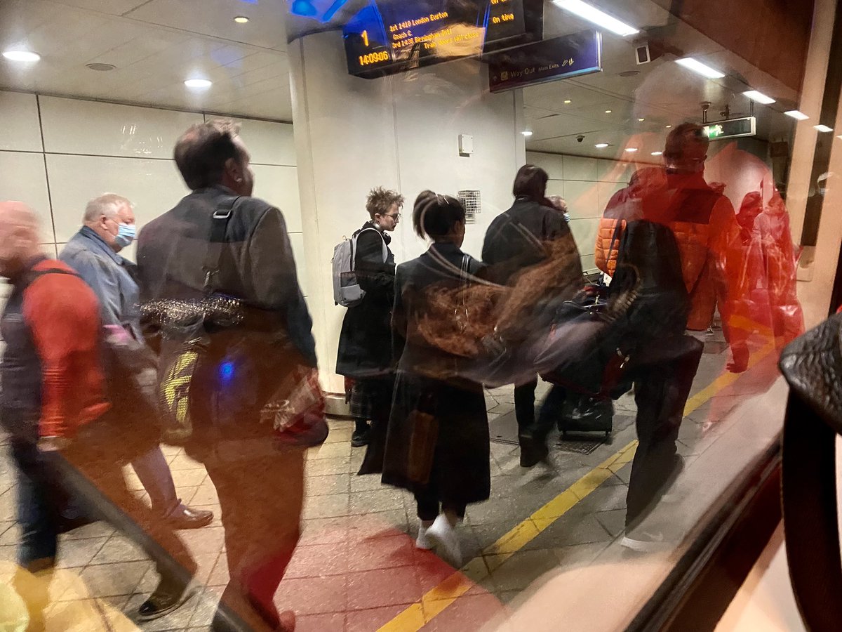 jillreidy's tweet photo. I do like a view through a train window. #trains #throughthewindow #offtolondon @AvantiWestCoast https://t.co/sGhoBVcpYf