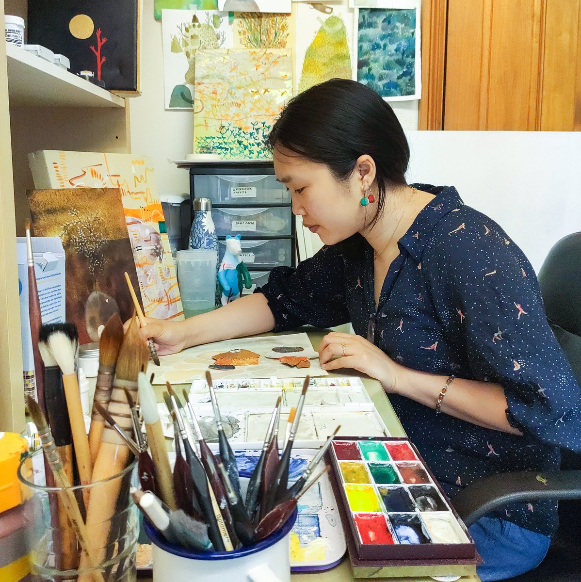 AttenboroughAC's tweet photo. GALLERY LATE | 19 Nov, 7pm
 
ARTIST: Edwina Kung was born in Hong Kong now based in Nottingham. She is an illustrator, fine artist and printmaker. She will be selling art prints, greeting cards, original artworks and handmade jewellery at the event!

👉🏼 https://t.co/phYbe9PGg9 https://t.co/8LjJzh8MMq