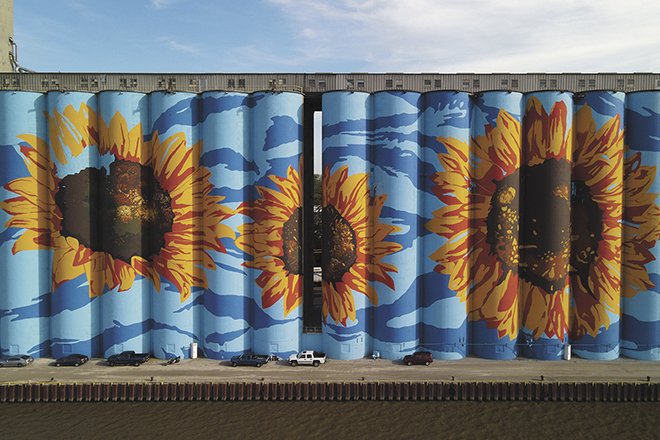DavidKnopf2's tweet photo. The ADM grain silos in Toledo are being transformed into the largest mural in the nation. https://t.co/Rt2dKZNZs2 https://t.co/sGkbG3sbth