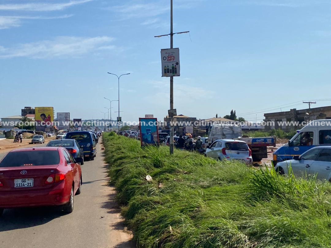 Citi973's tweet photo. A massive gridlock has hit the Mallam-Kasoa Highway following the impact of last night’s rains. Slight mudslides at the SCC junction has trapped some vehicles since last night and created heavy vehicular traffic this morning.

#CitiNewsroom https://t.co/SOptOZYODW