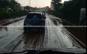 Citi973's tweet photo. A massive gridlock has hit the Mallam-Kasoa Highway following the impact of last night’s rains. Slight mudslides at the SCC junction has trapped some vehicles since last night and created heavy vehicular traffic this morning.

#CitiNewsroom https://t.co/SOptOZYODW