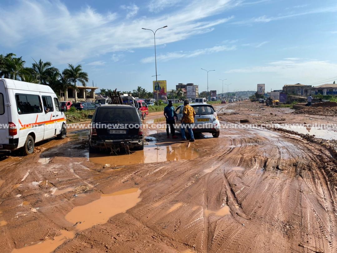 Citi973's tweet photo. A massive gridlock has hit the Mallam-Kasoa Highway following the impact of last night’s rains. Slight mudslides at the SCC junction has trapped some vehicles since last night and created heavy vehicular traffic this morning.

#CitiNewsroom https://t.co/SOptOZYODW