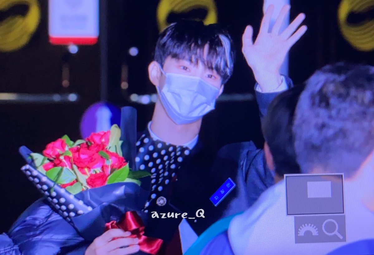 azure_Q_'s tweet photo. 211110 창민아 오늘도 일위 축하해!! 명찰이랑 꽃다발까지 정말 완벽 🐿💐
#지창민 #큐 #더보이즈 #THEBOYZ #MAVERICK2ndWin https://t.co/muqfi5Taz5
