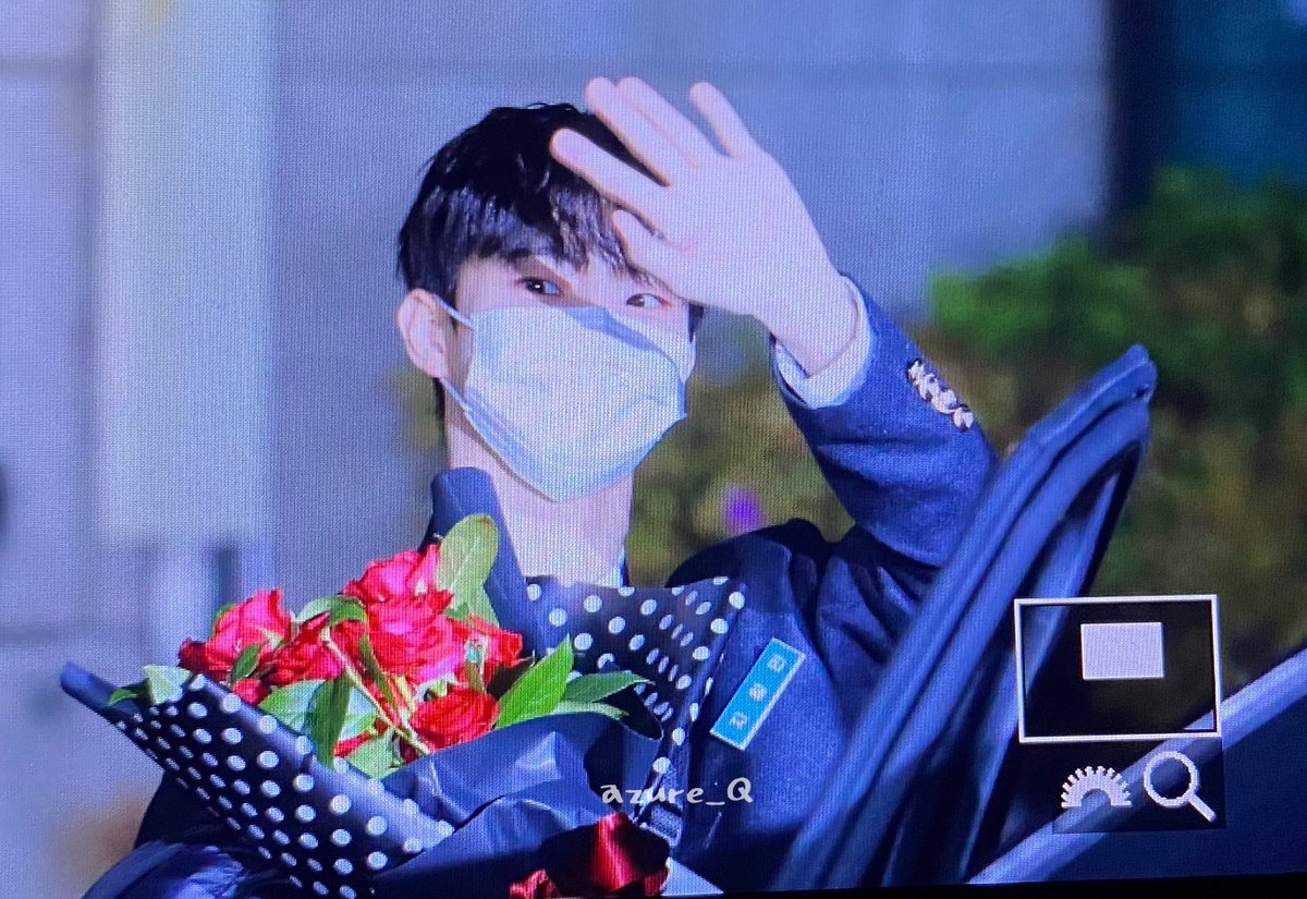 azure_Q_'s tweet photo. 211110 창민아 오늘도 일위 축하해!! 명찰이랑 꽃다발까지 정말 완벽 🐿💐
#지창민 #큐 #더보이즈 #THEBOYZ #MAVERICK2ndWin https://t.co/muqfi5Taz5