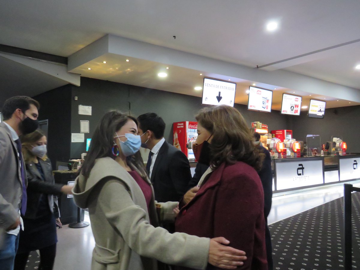 embajadabolesp's tweet photo. La Embajadora Nardi Suxo participó ayer en el preestreno del film de producción española y boliviana, Cuidando al sol junto a su directora Catalina Razzini.

🗒Nota completa: https://t.co/wtQz4aeF8d https://t.co/K5osRUc6RI