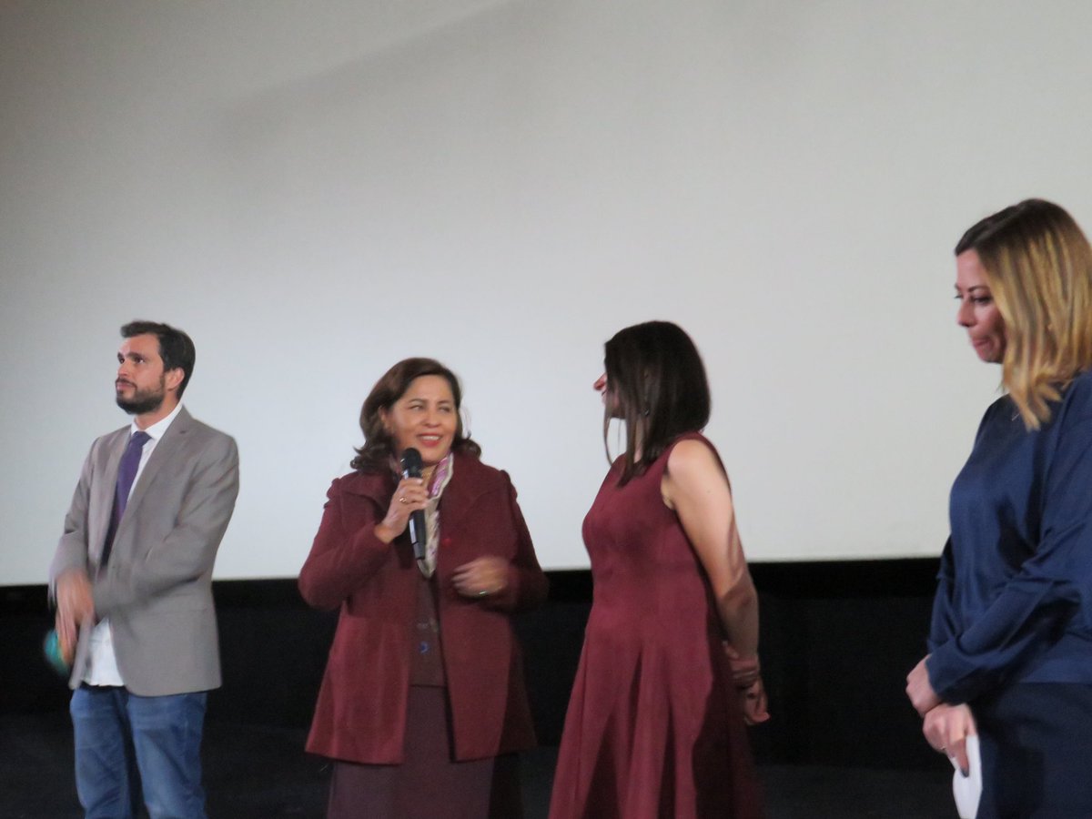 embajadabolesp's tweet photo. La Embajadora Nardi Suxo participó ayer en el preestreno del film de producción española y boliviana, Cuidando al sol junto a su directora Catalina Razzini.

🗒Nota completa: https://t.co/wtQz4aeF8d https://t.co/K5osRUc6RI
