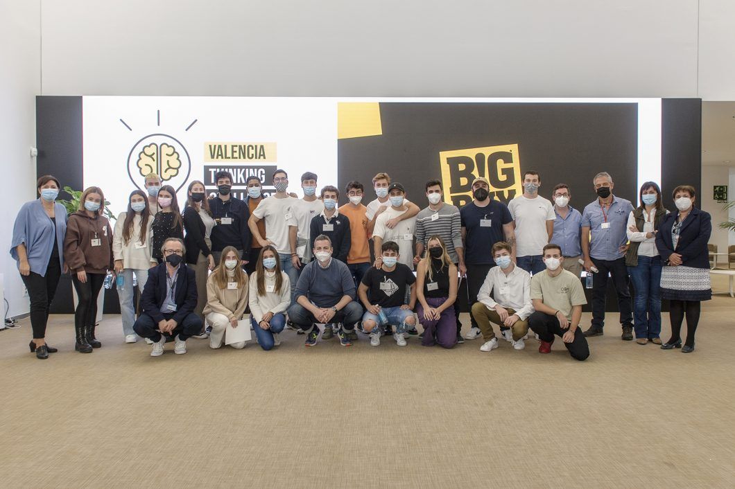 CEUAAlumni's tweet photo. Un lujo contar con #alumniCEU implicados con el día a día del CEU. Gracias @Jose_Poyatos por tu generosidad y apuesta por el emprendimiento. https://t.co/7AYVJcSnYS
